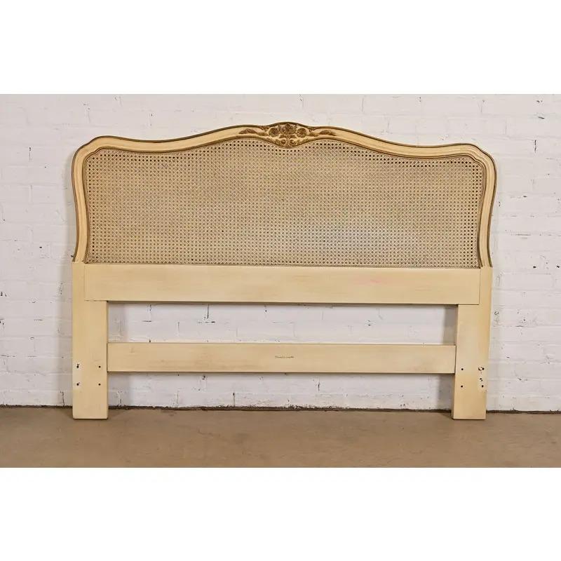 Magnifique tête de lit de style Louis XV, de style provincial français.

Par Henredon

USA, Circa 1960

Noyer laqué crème sculpté, avec détails dorés, et panneau cannelé.

Mesures : 59 