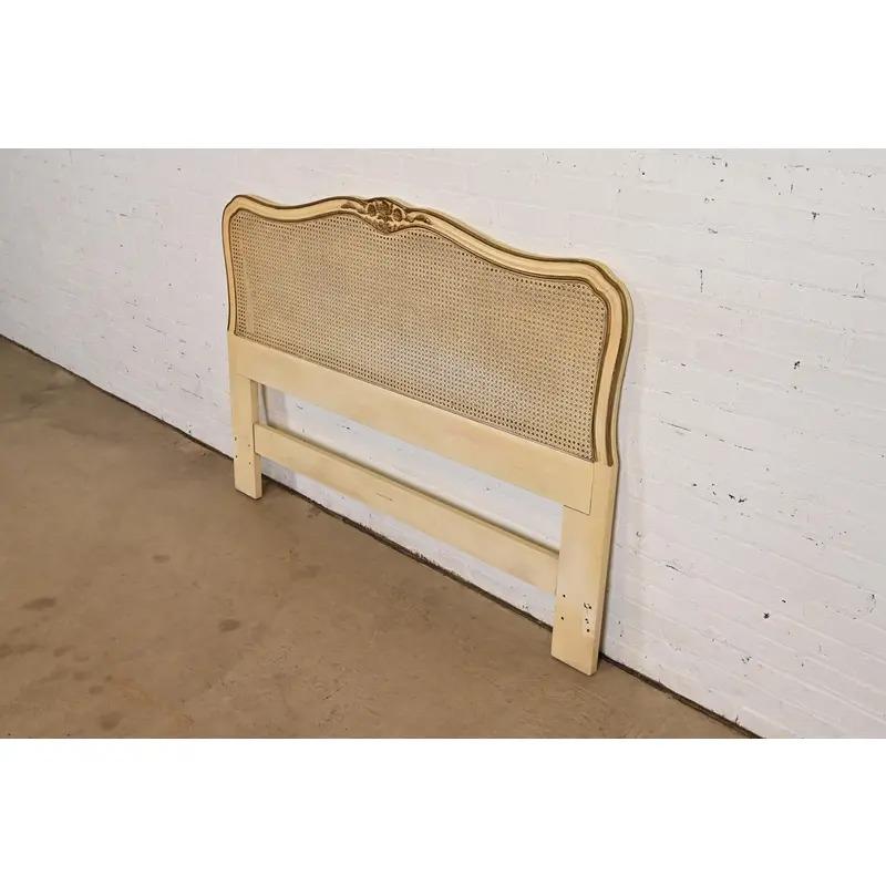 Américain Tête de lit Queen Size de style provincial français Louis XV de Henredon, Circa 1960s en vente