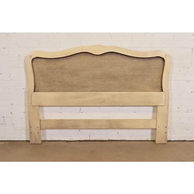 Tête de lit Queen Size de style provincial français Louis XV de Henredon, Circa 1960s en vente 2
