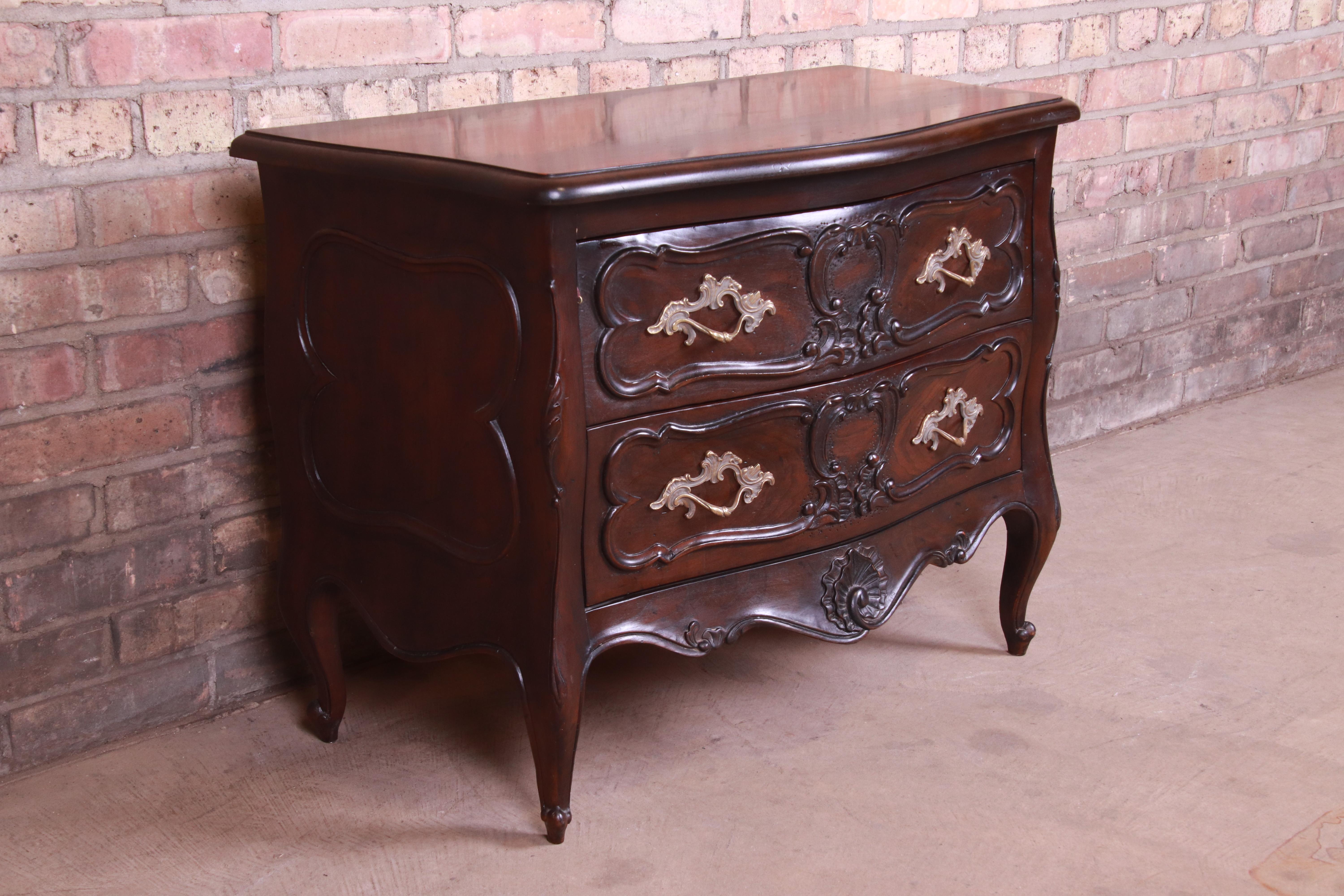 Henredon French Provincial Louis XV Walnut Bombay Chest or Commode In Good Condition For Sale In South Bend, IN