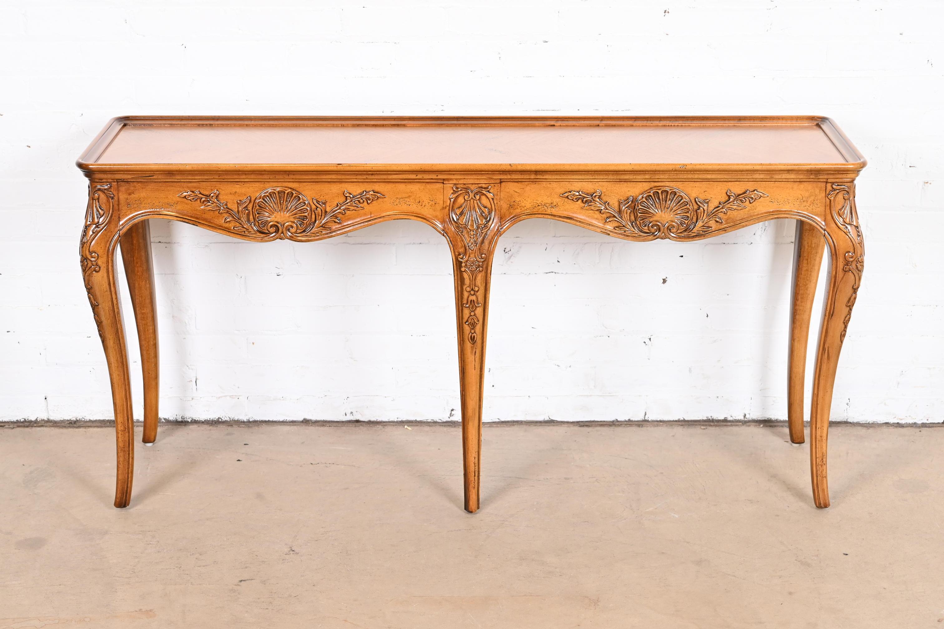 A gorgeous French Provincial Louis XV style carved walnut console table or sofa table

By Henredon

USA, circa 1980s

Measures: 56