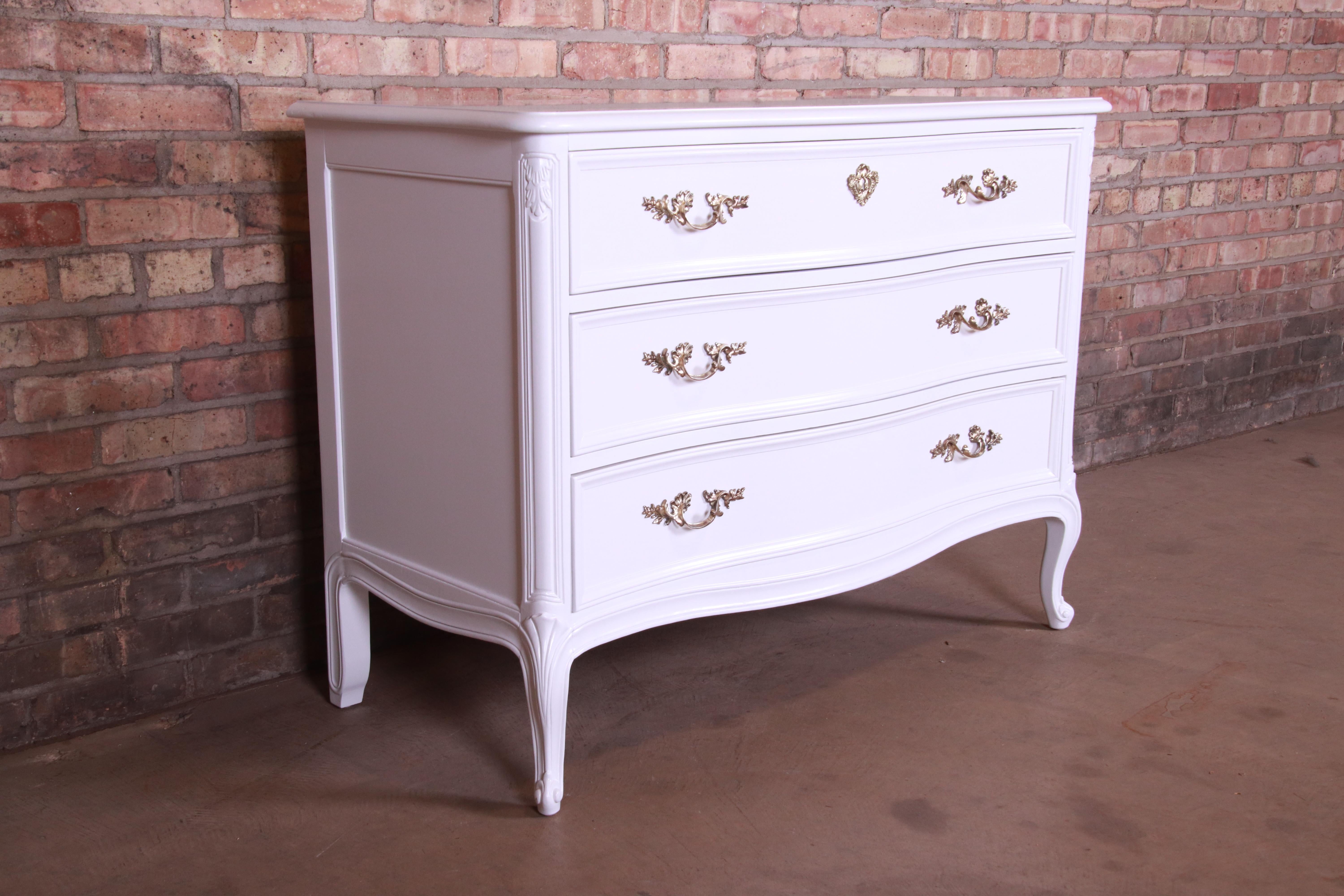 Henredon French Provincial Louis XV White Lacquered Chest of Drawers, Refinished In Good Condition In South Bend, IN