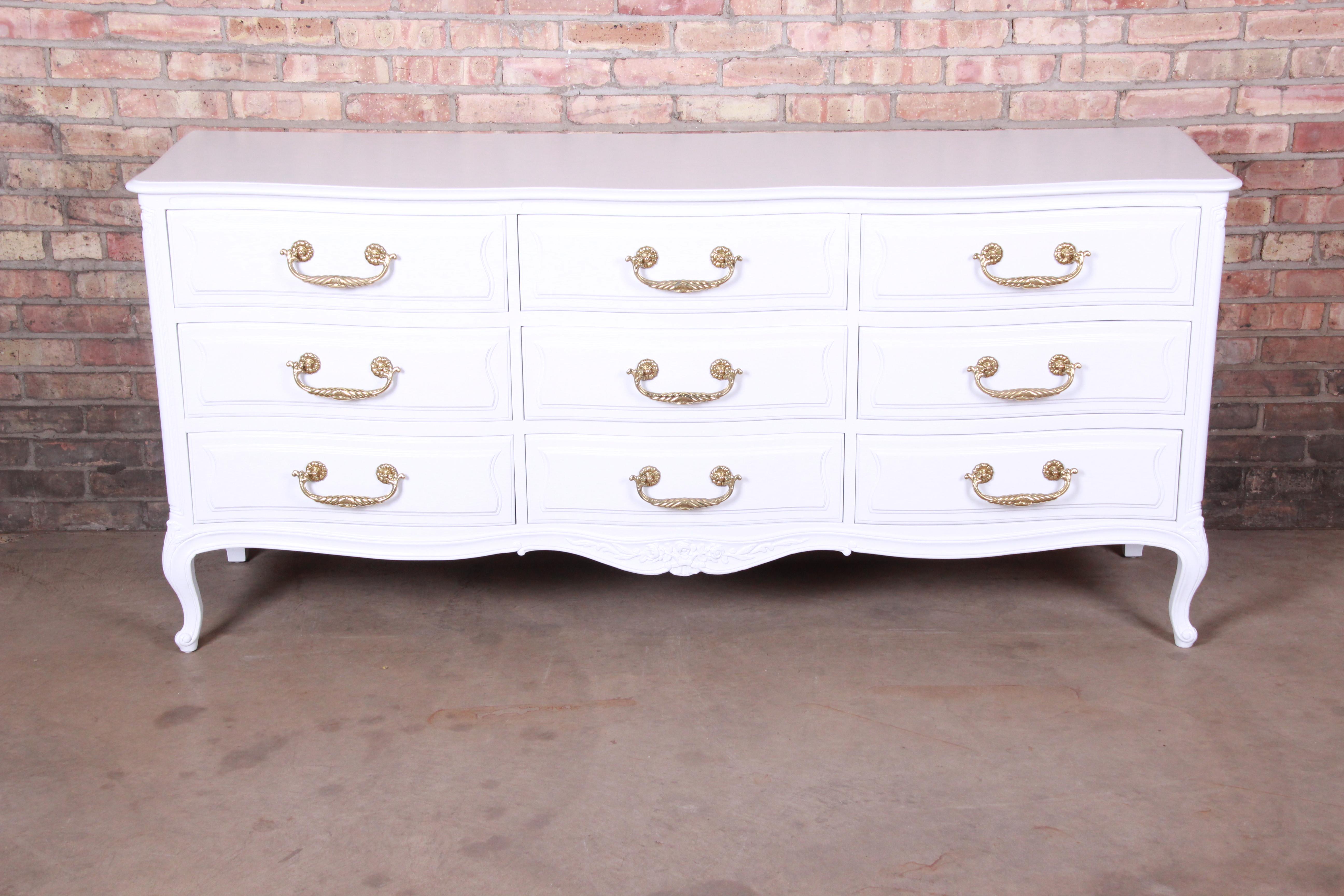 A gorgeous French Provincial Louis XV triple dresser or credenza

By Henredon Furniture

USA, circa 1970s

White lacquered carved oak, with original brass hardware.

Measures: 72.13