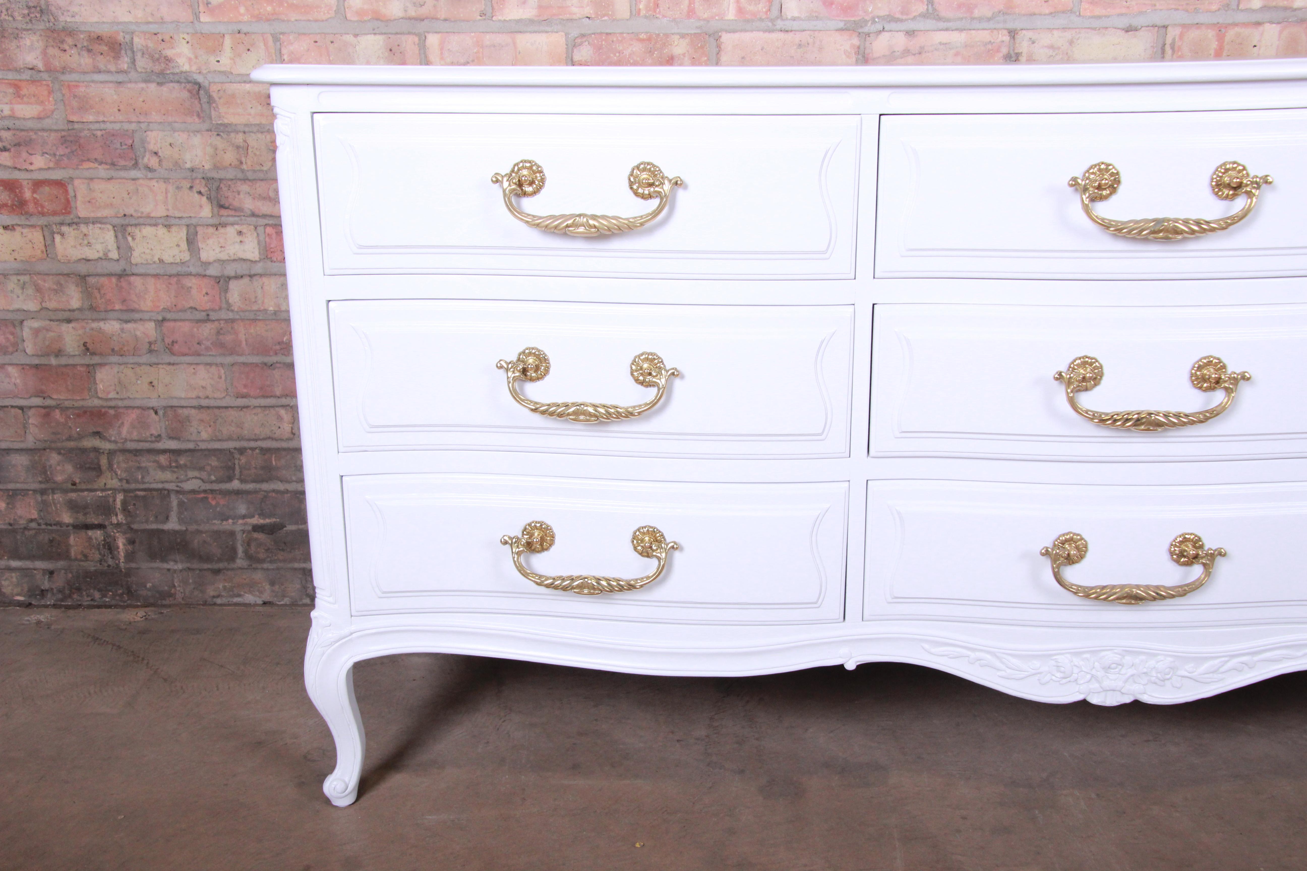 Henredon French Provincial Louis XV White Lacquered Dresser, Newly Refinished In Good Condition In South Bend, IN