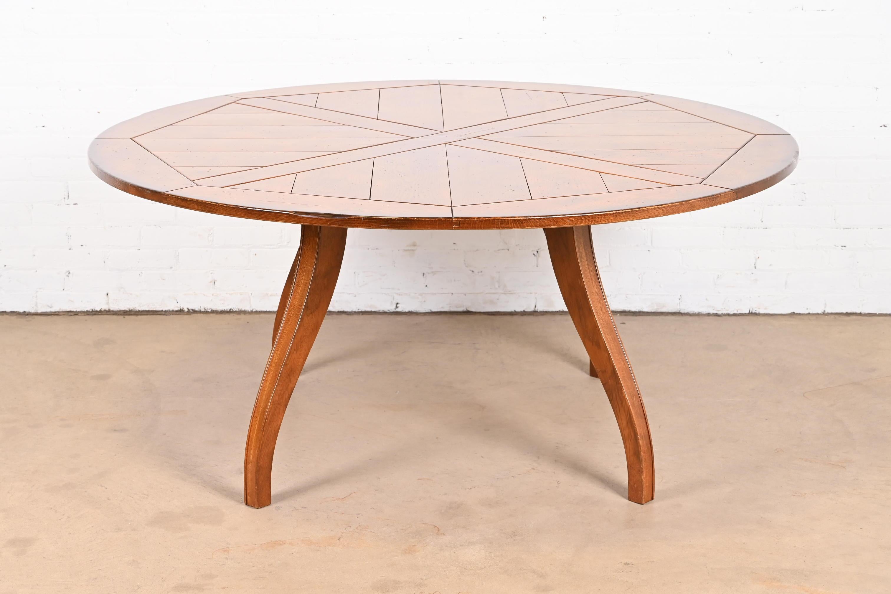 An exceptional French Provincial style rustic oak farmhouse round dining table

By Henredon

USA, Late 20th Century

Measures: 64