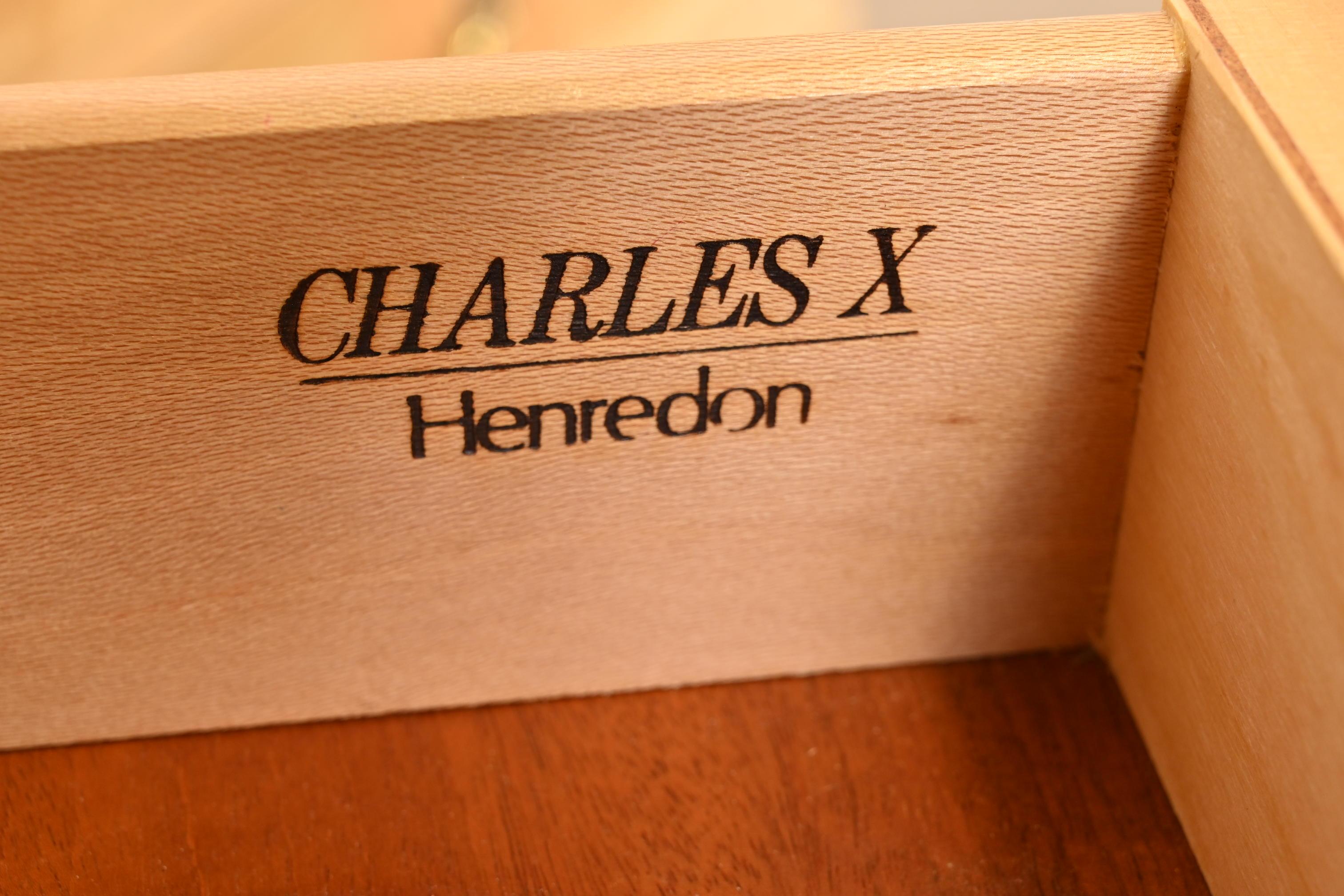 Paire de commodes de chevet en bois Charles X de style Régence française en vente 4