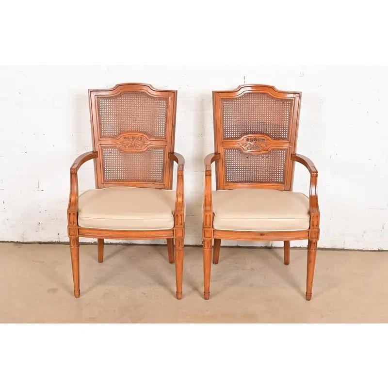 Américain Paire de fauteuils ou de chaises de capitaine de salle à manger de style Régence française Louis XVI, Henredon en vente