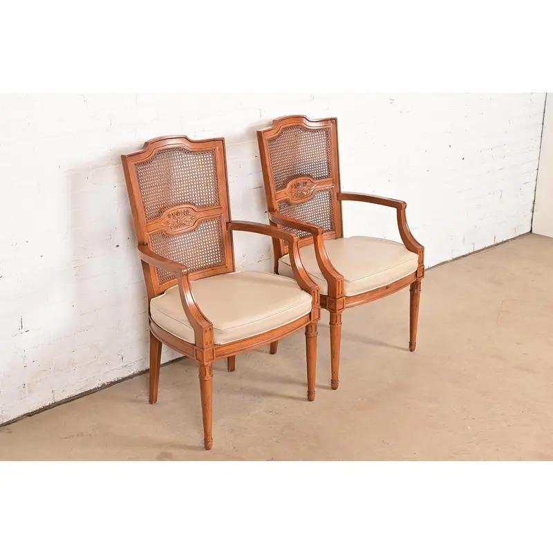 Milieu du XXe siècle Paire de fauteuils ou de chaises de capitaine de salle à manger de style Régence française Louis XVI, Henredon en vente