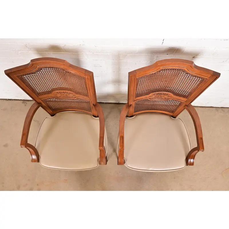 Tissu d'ameublement Paire de fauteuils ou de chaises de capitaine de salle à manger de style Régence française Louis XVI, Henredon en vente