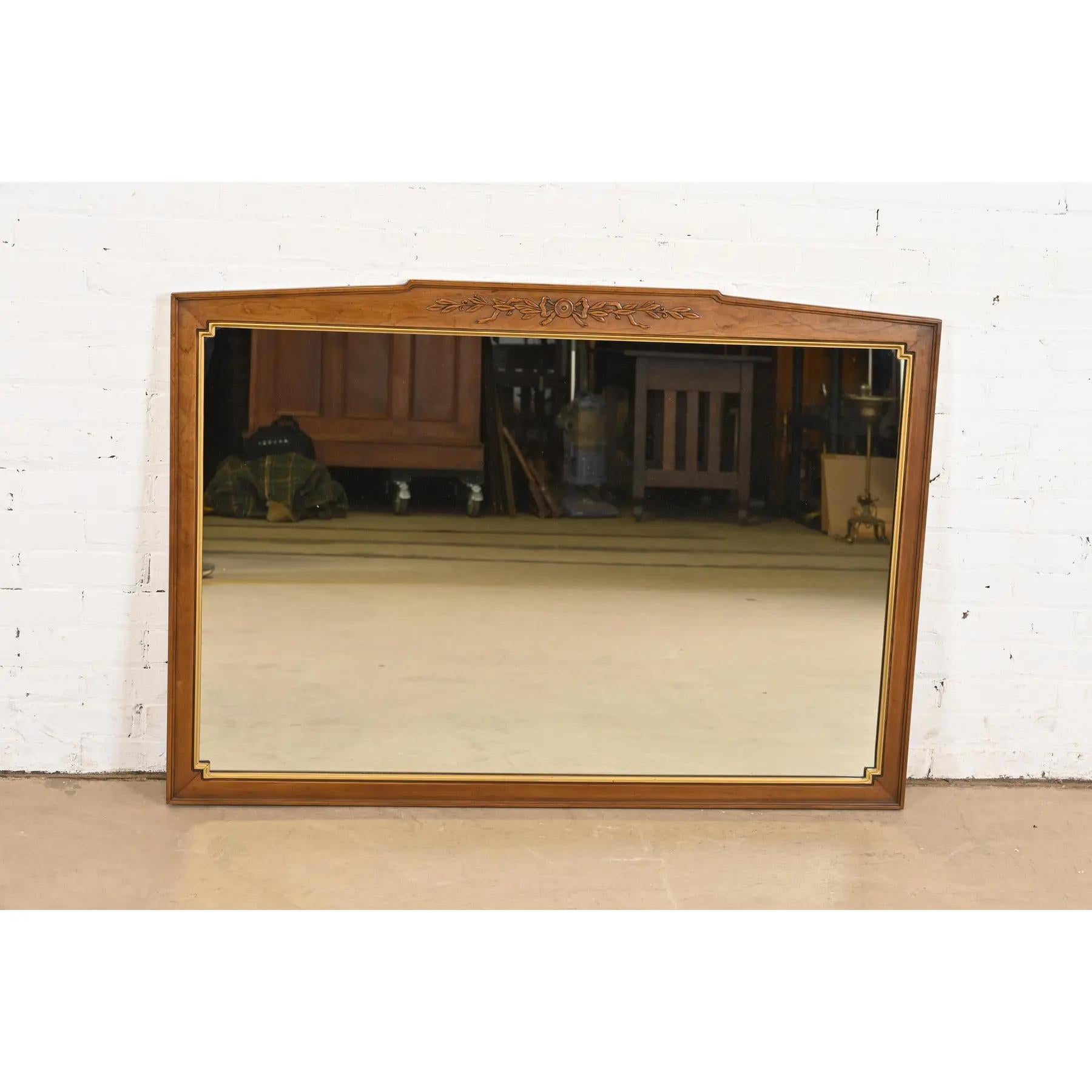 Espejo de Pared Henredon Regencia Francesa Luis XVI Tallado en Madera de Cerezo y Dorado Estadounidense en venta