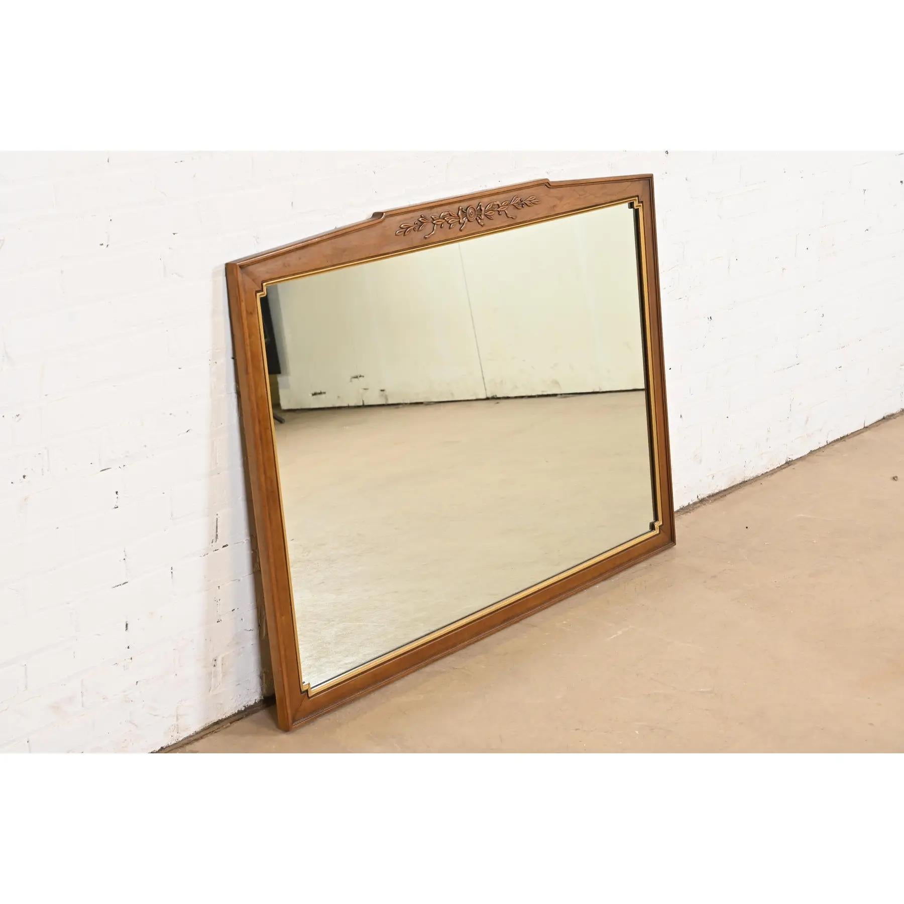 Espejo de Pared Henredon Regencia Francesa Luis XVI Tallado en Madera de Cerezo y Dorado mediados del siglo XX en venta