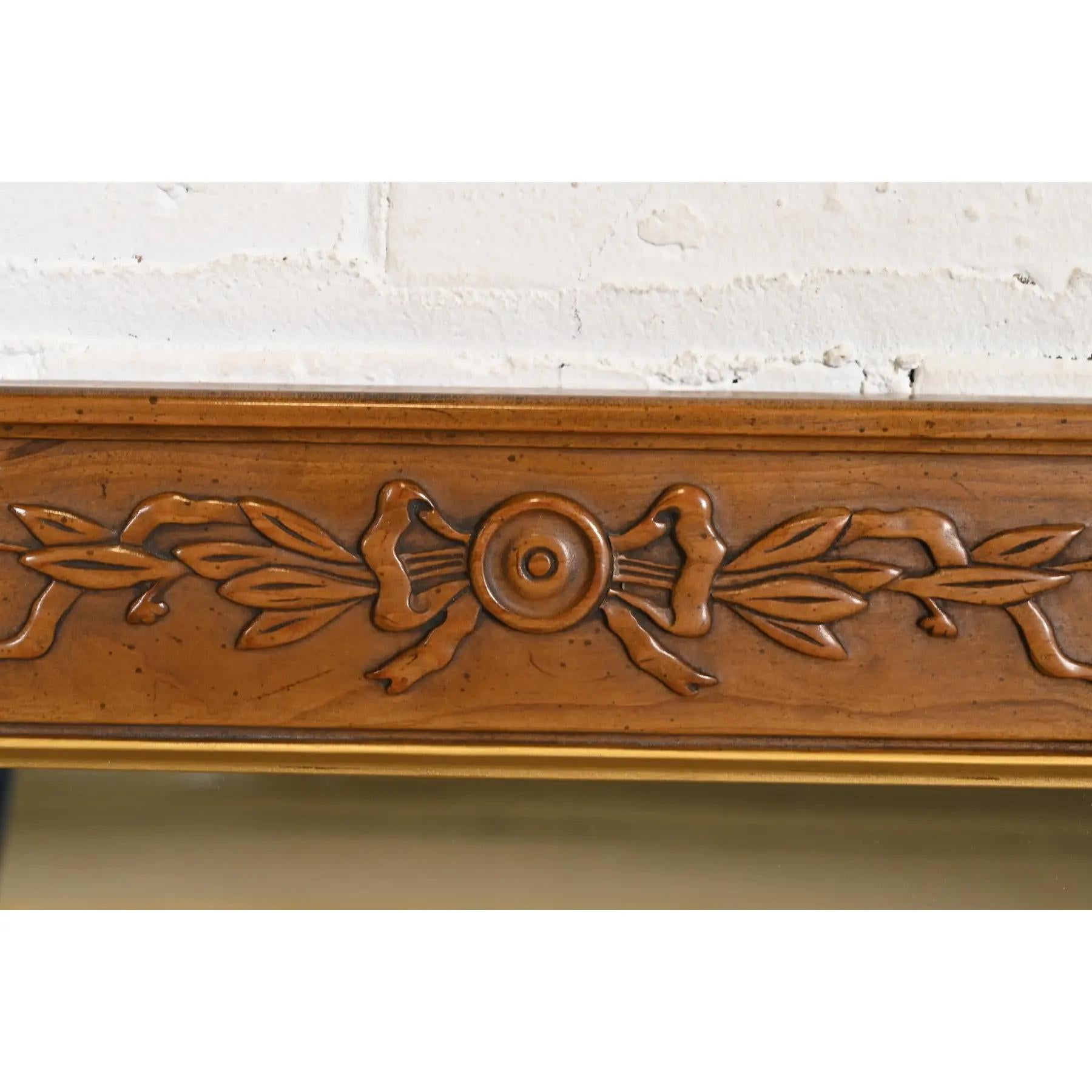 Espejo de Pared Henredon Regencia Francesa Luis XVI Tallado en Madera de Cerezo y Dorado en venta 2
