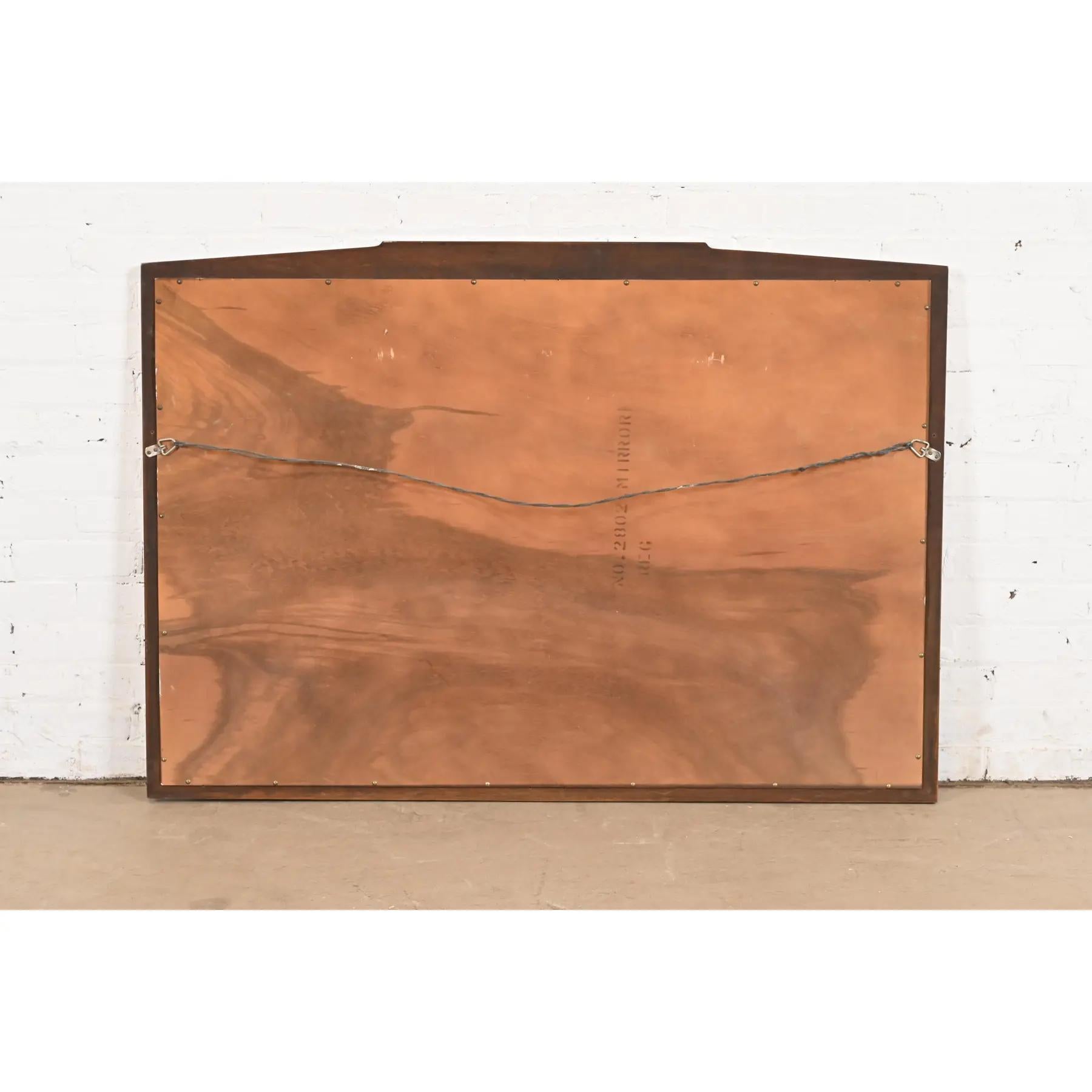 Espejo de Pared Henredon Regencia Francesa Luis XVI Tallado en Madera de Cerezo y Dorado en venta 4