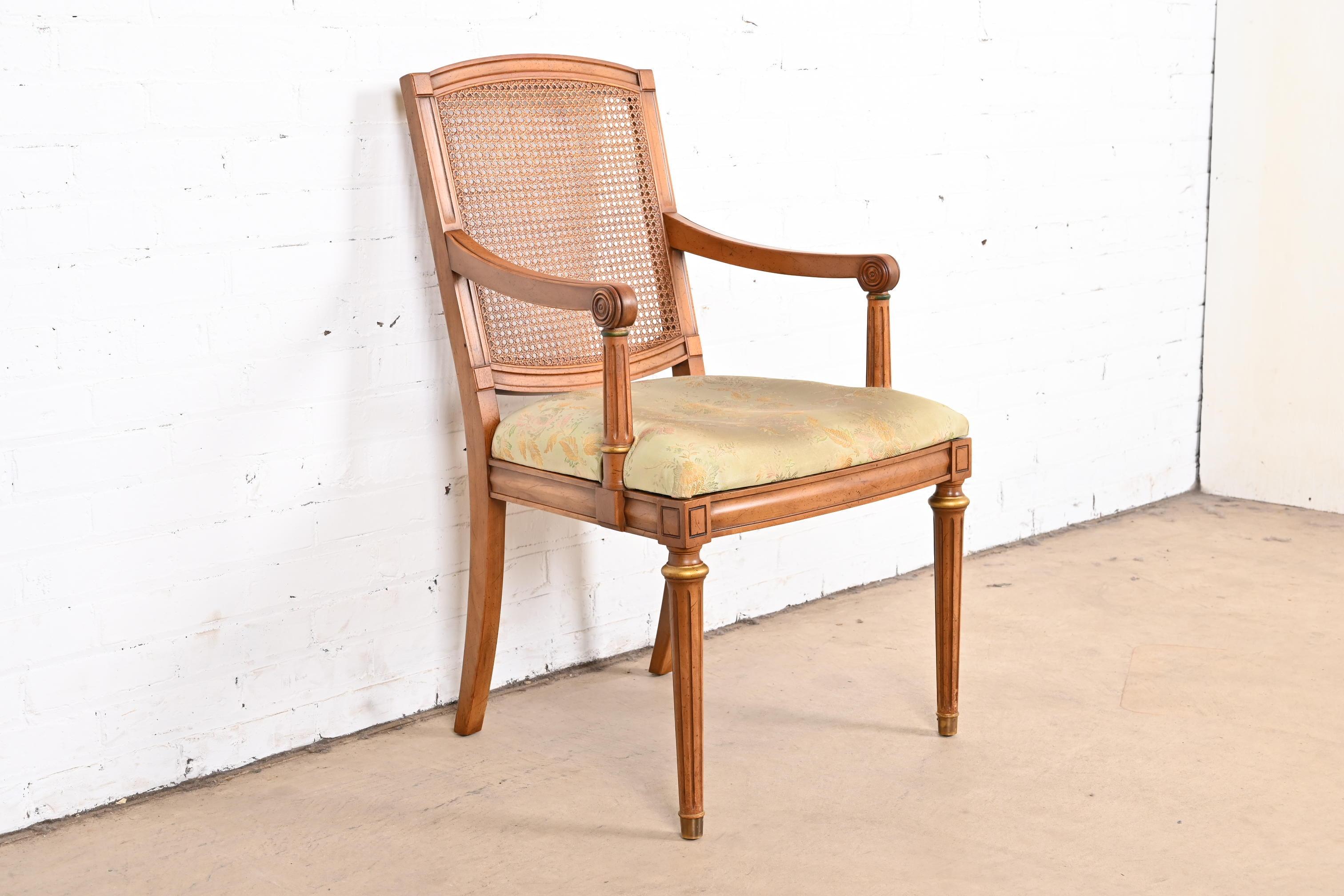 Französischer Regency-Sessel aus geschnitztem Kirschbaumholz mit Rohrrückenlehne, Louis XVI.-Stil, 1960er Jahre (amerikanisch) im Angebot