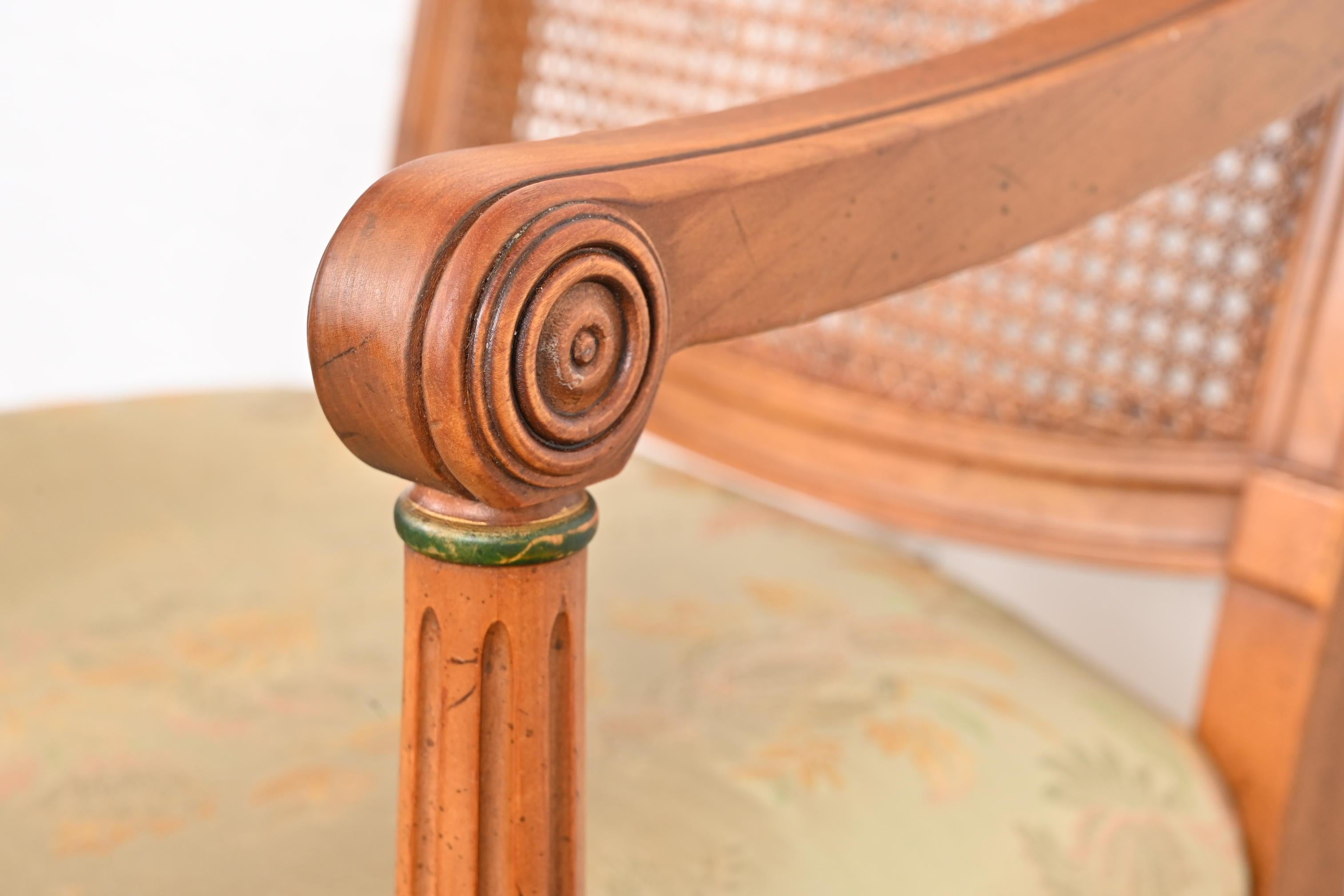 Französischer Regency-Sessel aus geschnitztem Kirschbaumholz mit Rohrrückenlehne, Louis XVI.-Stil, 1960er Jahre im Angebot 1