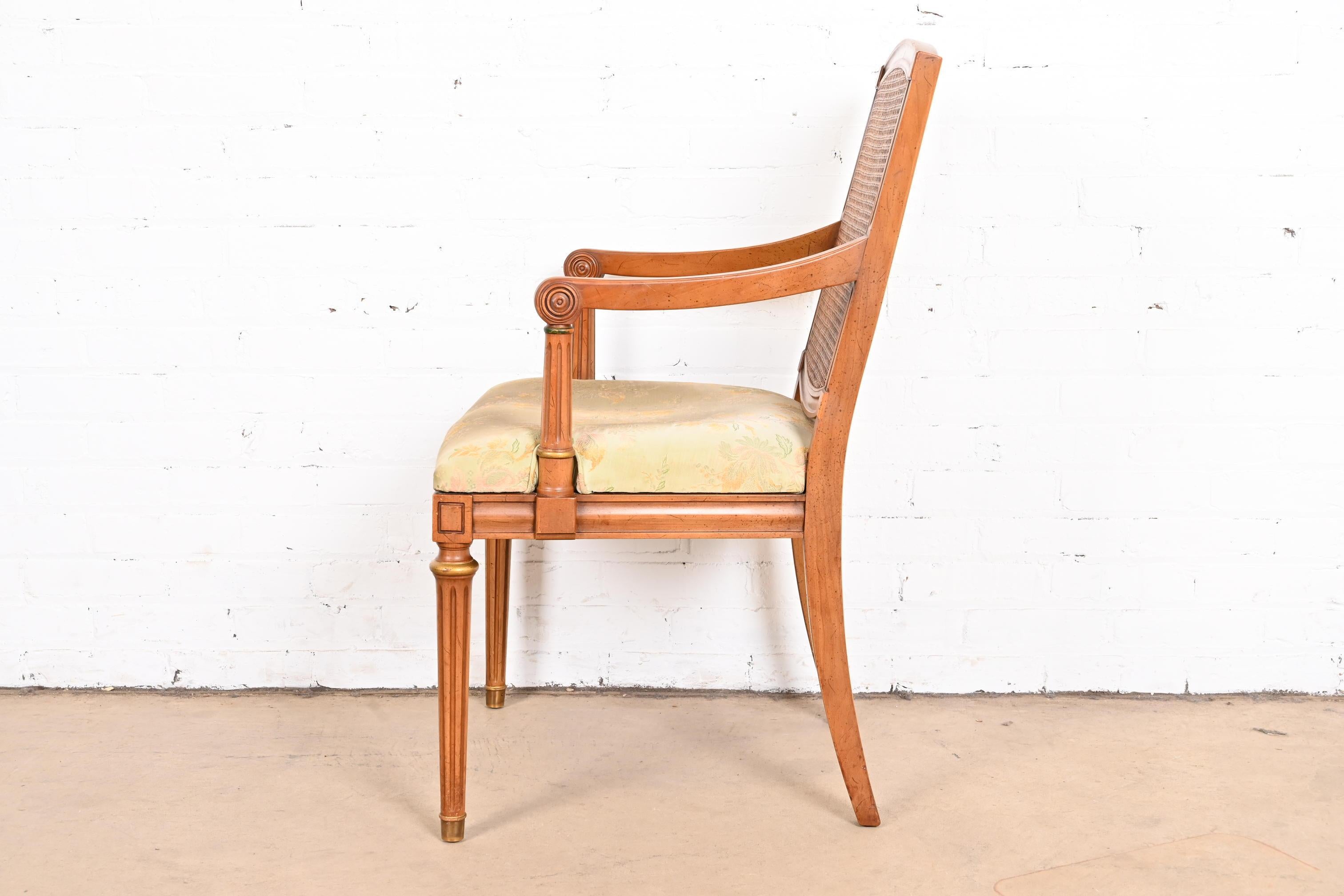 Französischer Regency-Sessel aus geschnitztem Kirschbaumholz mit Rohrrückenlehne, Louis XVI.-Stil, 1960er Jahre im Angebot 3