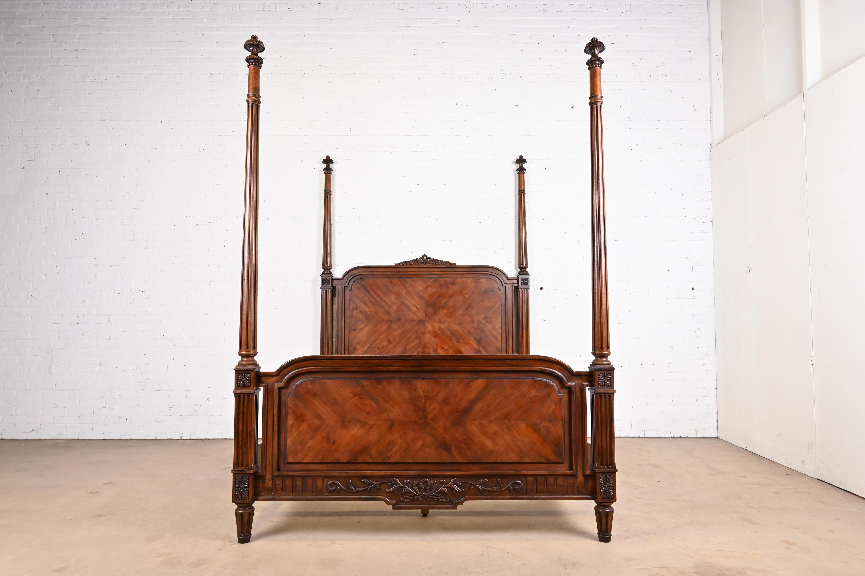 A gorgeous French Regency Louis XVI style carved mahogany and burl wood queen size poster bed

By Henredon

USA, Late 20th Century

Measures: 68.25