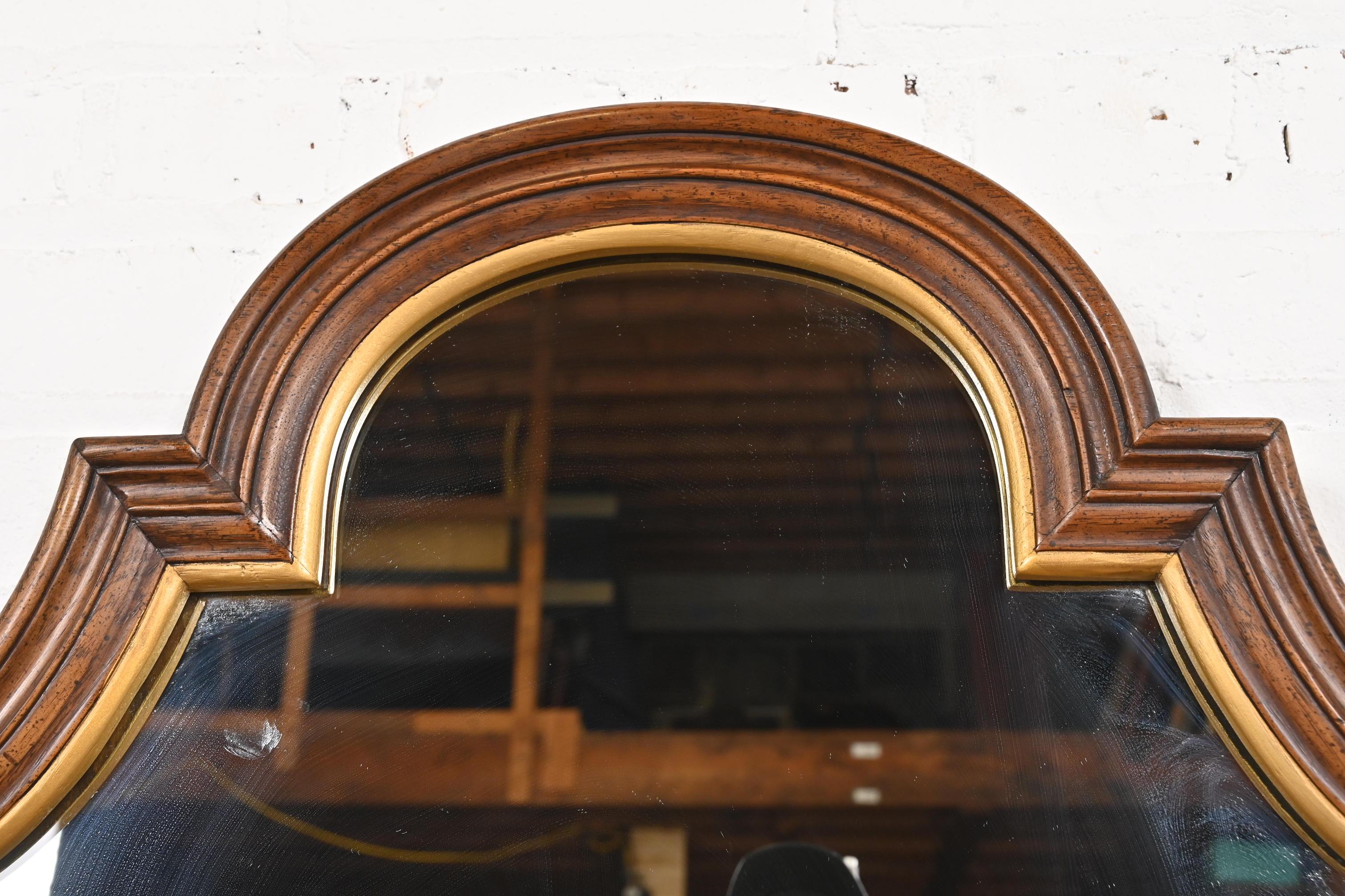 Henredon Regencia Francesa Luis XVI Espejos de Pared Altos Tallados en Nogal y Dorados mediados del siglo XX en venta