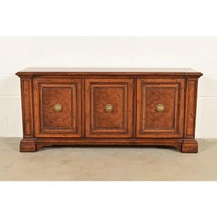 Henredon Französisch Regency Louis XVI geschnitzt Nussbaum und Eiche Sideboard Credenza