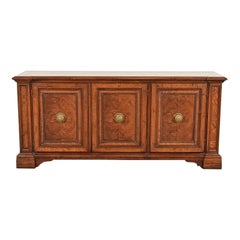 Henredon Französisch Regency Louis XVI geschnitzt Nussbaum und Eiche Sideboard Credenza