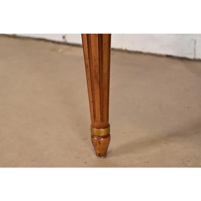 Poltrone con schienale a canne in noce intagliato di Henredon, coppia di poltrone Regency francesi Louis XVI in vendita 3