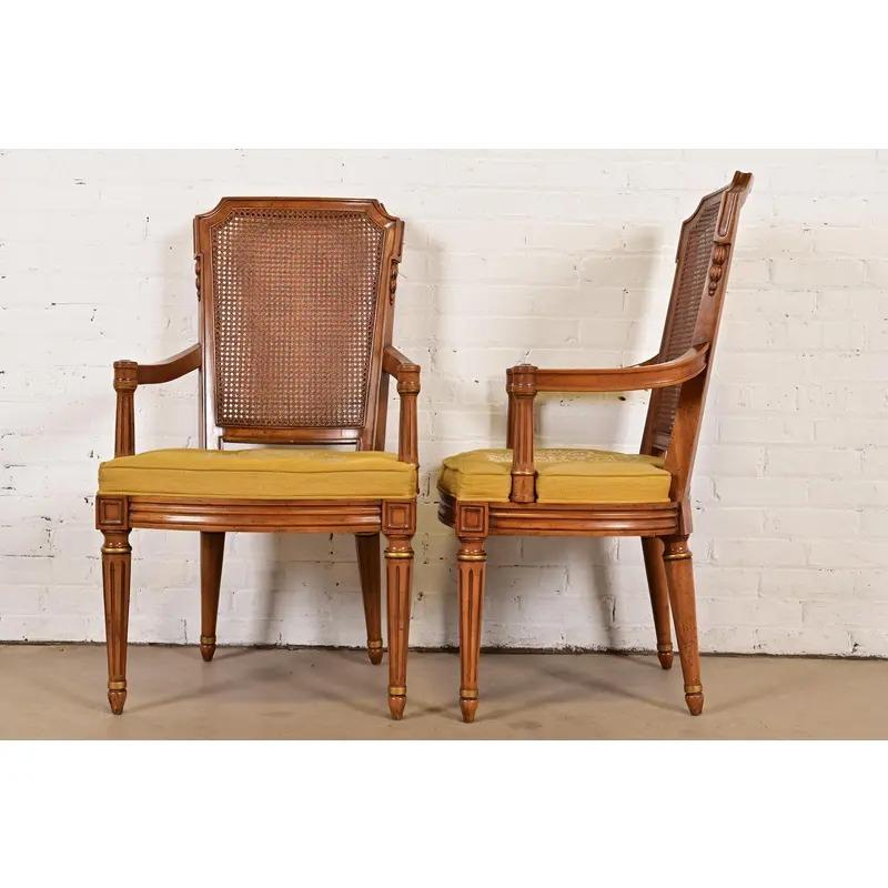 Poltrone con schienale a canne in noce intagliato di Henredon, coppia di poltrone Regency francesi Louis XVI in vendita 4