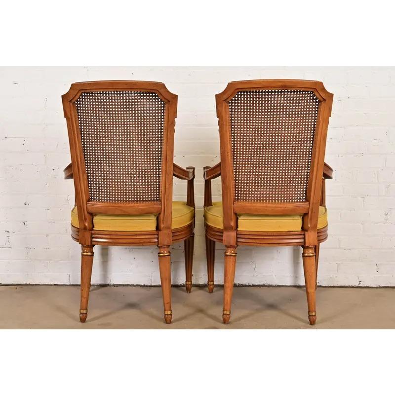 Poltrone con schienale a canne in noce intagliato di Henredon, coppia di poltrone Regency francesi Louis XVI in vendita 5