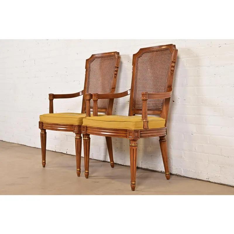Americano Poltrone con schienale a canne in noce intagliato di Henredon, coppia di poltrone Regency francesi Louis XVI in vendita