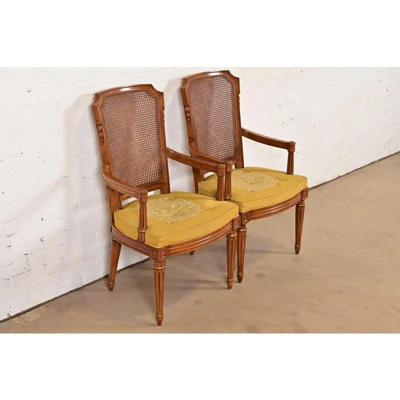 Poltrone con schienale a canne in noce intagliato di Henredon, coppia di poltrone Regency francesi Louis XVI In condizioni buone in vendita a South Bend, IN