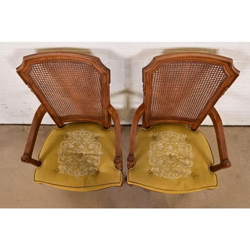 Metà XX secolo Poltrone con schienale a canne in noce intagliato di Henredon, coppia di poltrone Regency francesi Louis XVI in vendita