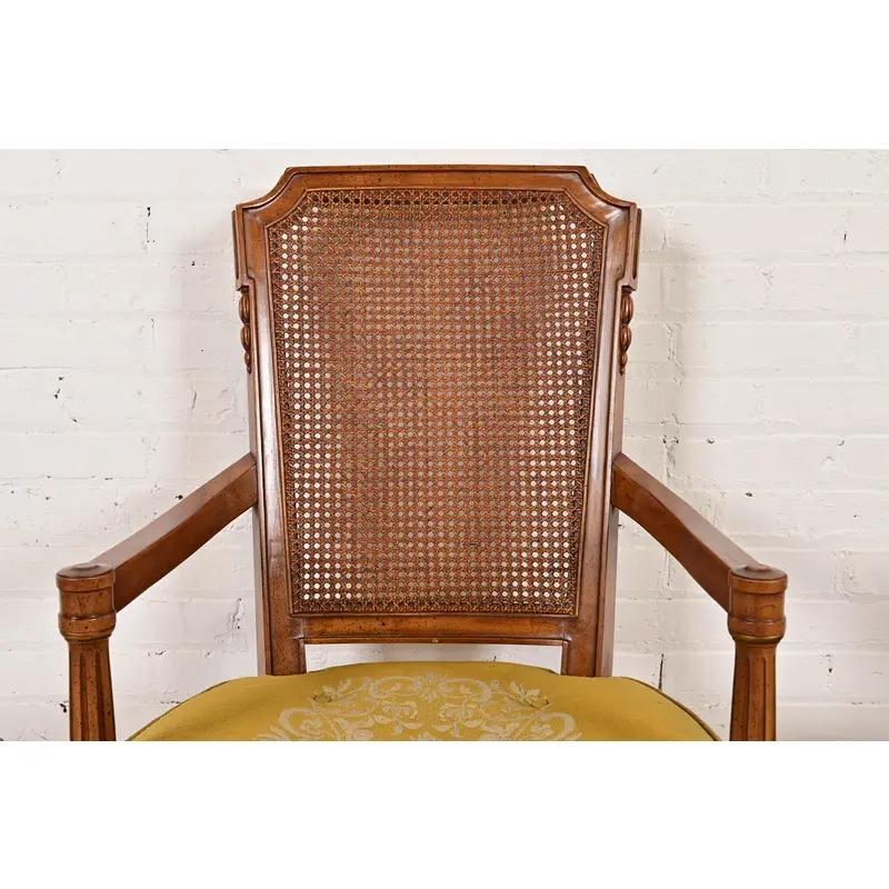 Tappezzeria Poltrone con schienale a canne in noce intagliato di Henredon, coppia di poltrone Regency francesi Louis XVI in vendita