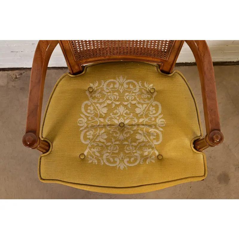 Poltrone con schienale a canne in noce intagliato di Henredon, coppia di poltrone Regency francesi Louis XVI in vendita 1