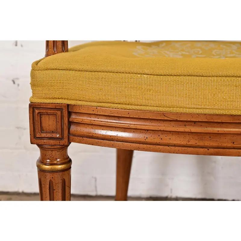 Poltrone con schienale a canne in noce intagliato di Henredon, coppia di poltrone Regency francesi Louis XVI in vendita 2