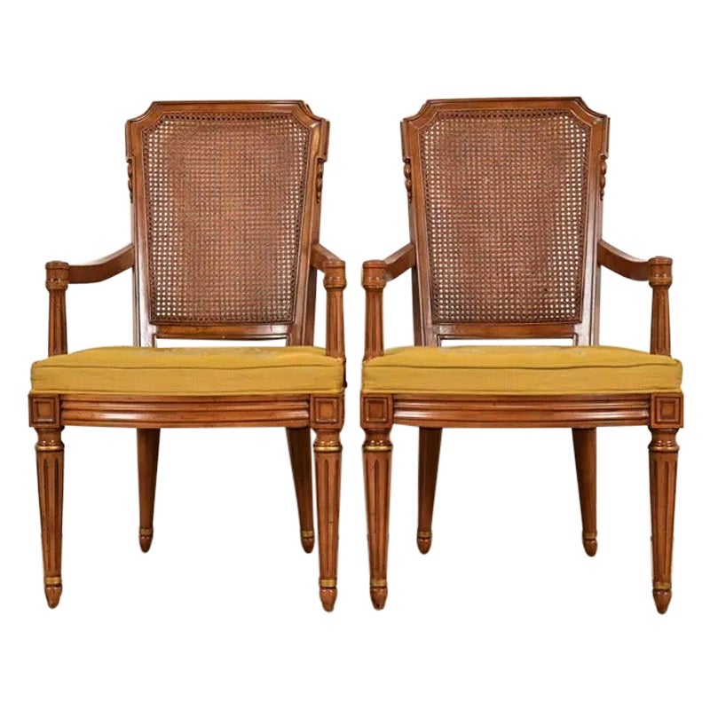 Paire de fauteuils Louis XVI Regency en noyer sculpté à dossier canné, de style français Henredon