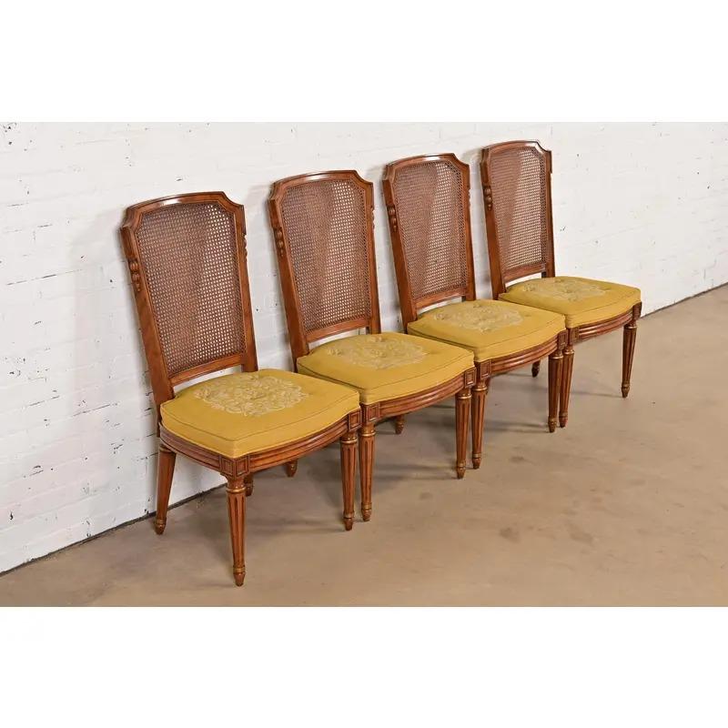 Metà XX secolo Henredon - Sedie da pranzo in noce intagliate in stile Reggenza francese Luigi XVI, set di quattro persone