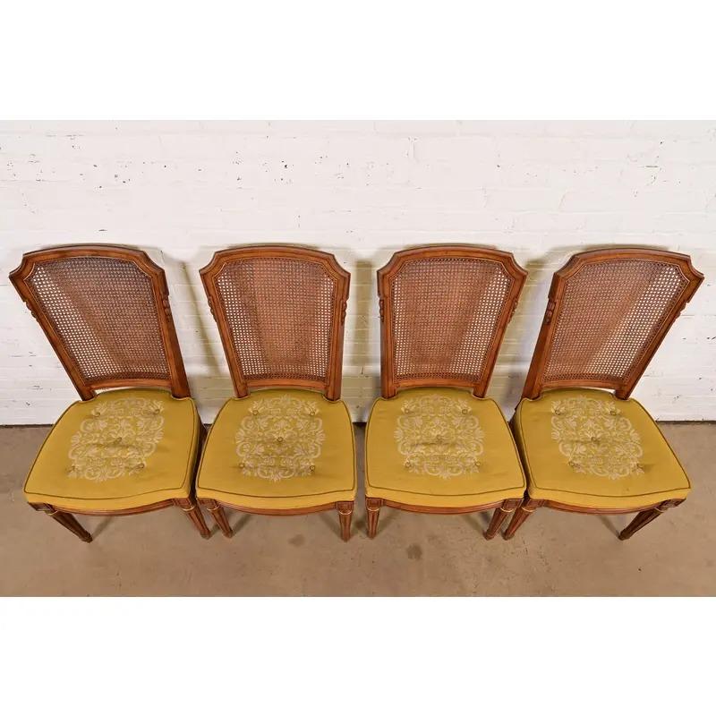 Tappezzeria Henredon - Sedie da pranzo in noce intagliate in stile Reggenza francese Luigi XVI, set di quattro persone