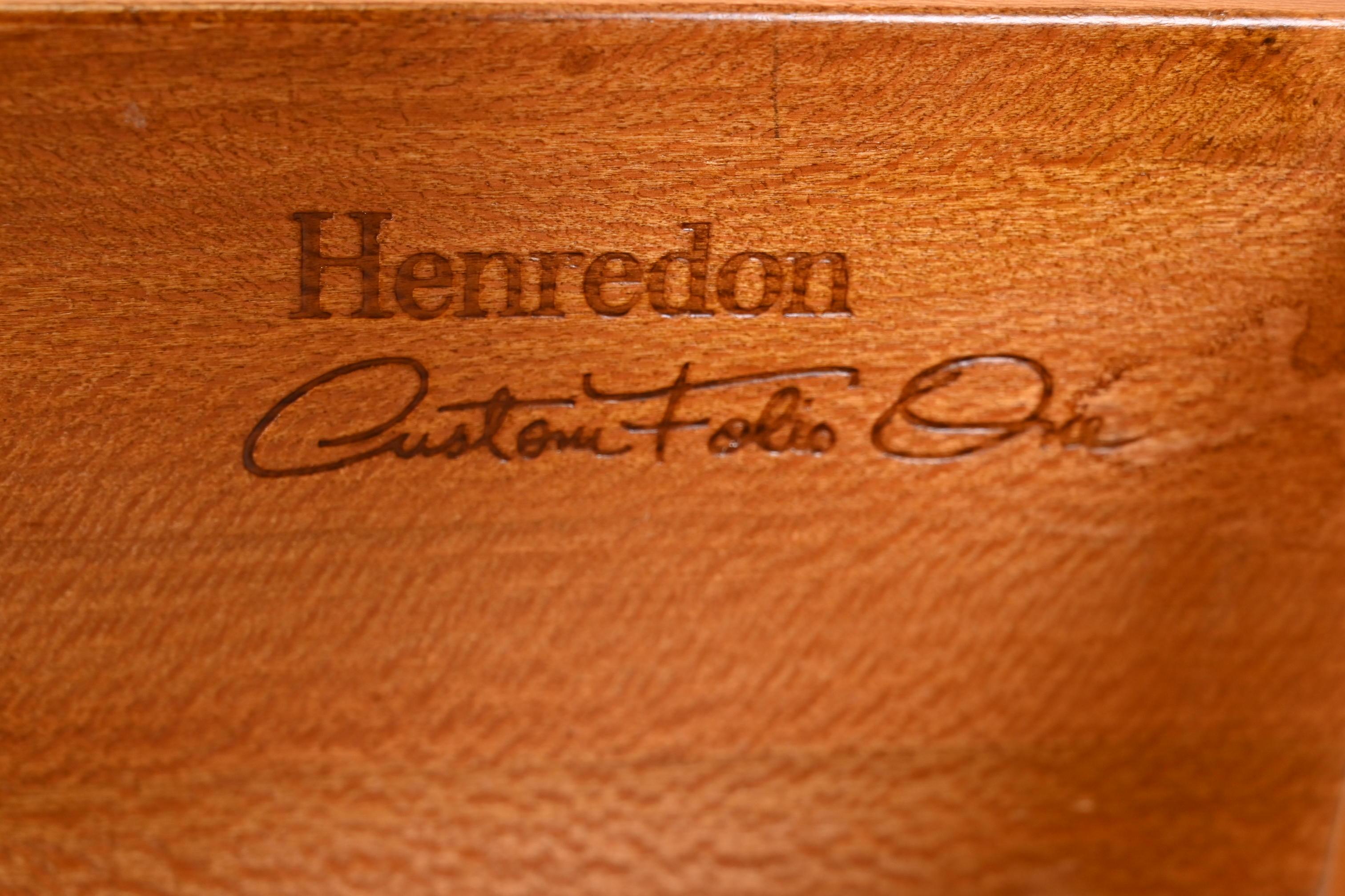 Henredon Französische Regency-Nachttische aus geschnitztem Nussbaumholz, Louis XVI.-Stil, neu lackiert im Angebot 4