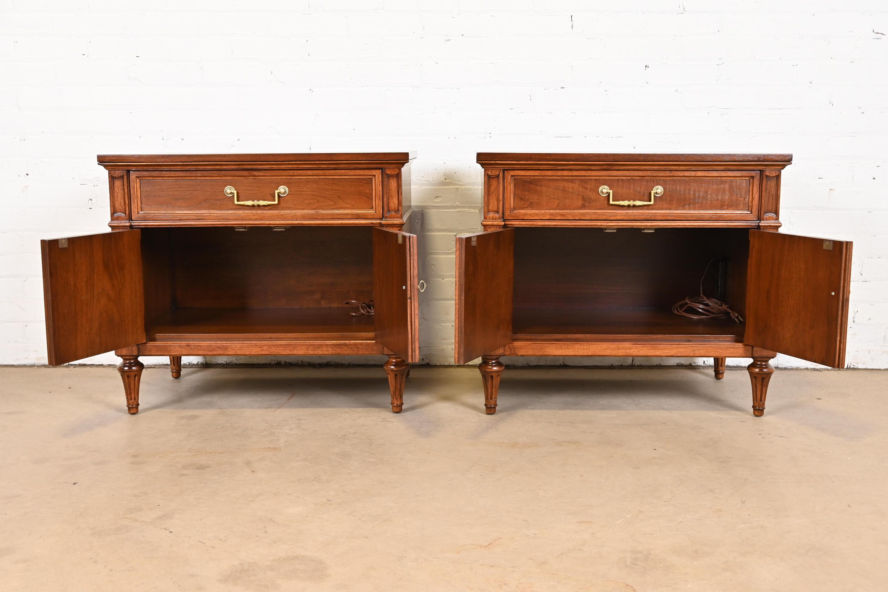 Henredon French Regency Louis XVI Carved Walnut Nightstands, Newly Refinished For Sale 5