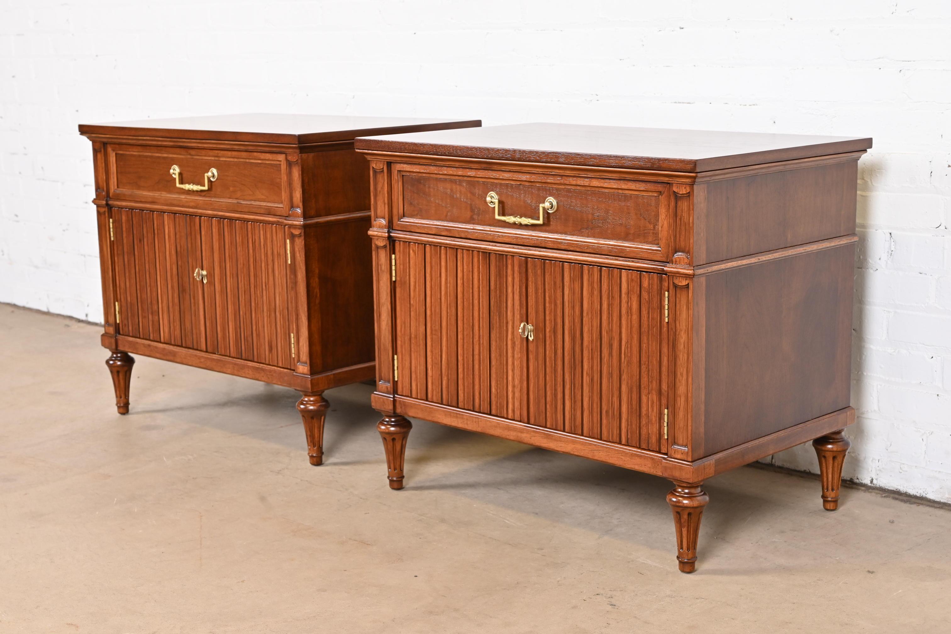 A gorgeous pair of French Regency Louis XVI style nightstands

By Henredon

USA, Circa 1960s

Carved walnut, with original brass hardware.

Measures: 29
