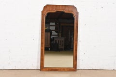 Henredon Specchio da parete alto in noce intagliato in stile Regenza francese Luigi XVI