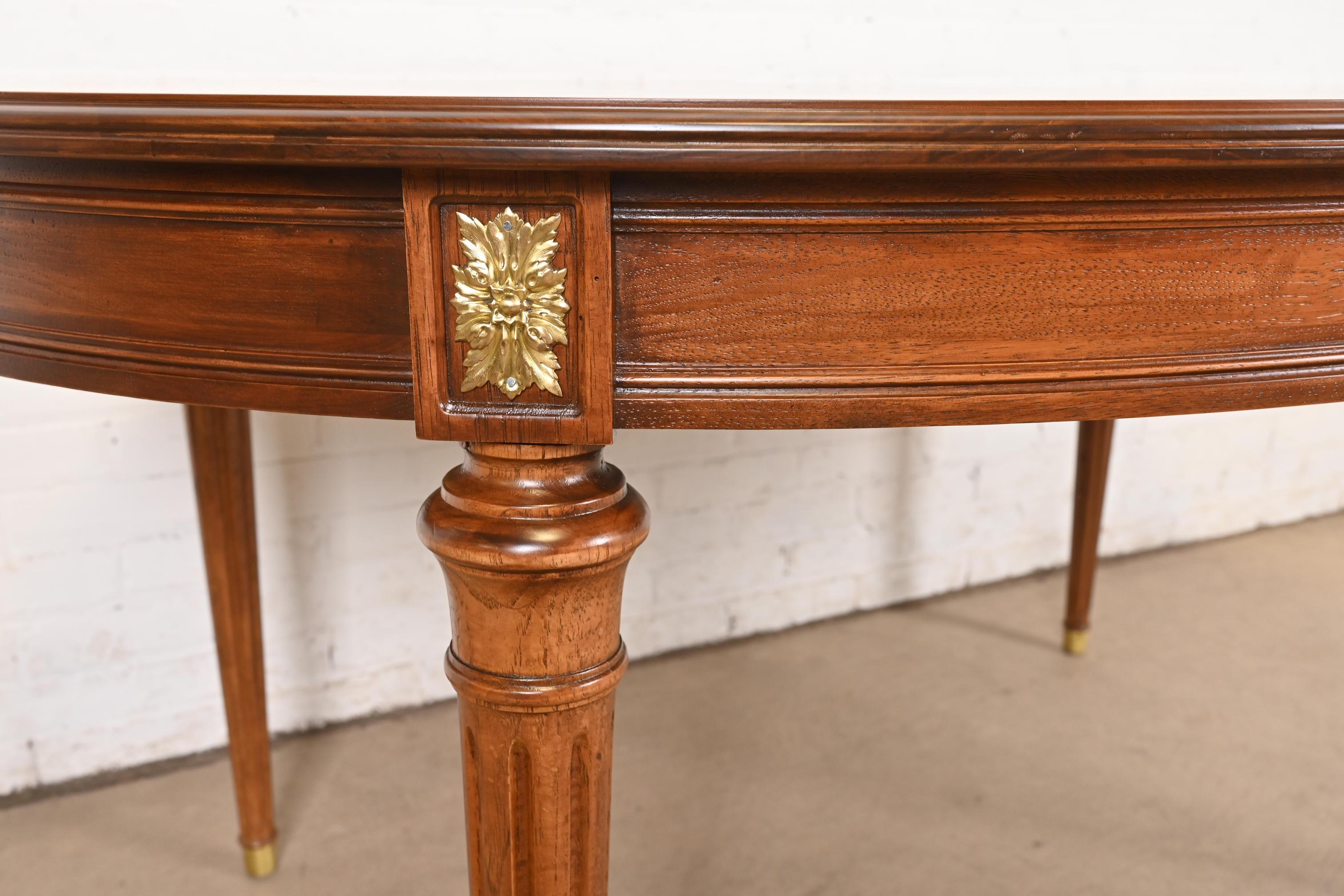 Tavolo da pranzo in legno di ciliegio Henredon French Regency Louis XVI, appena rifinito in vendita 3