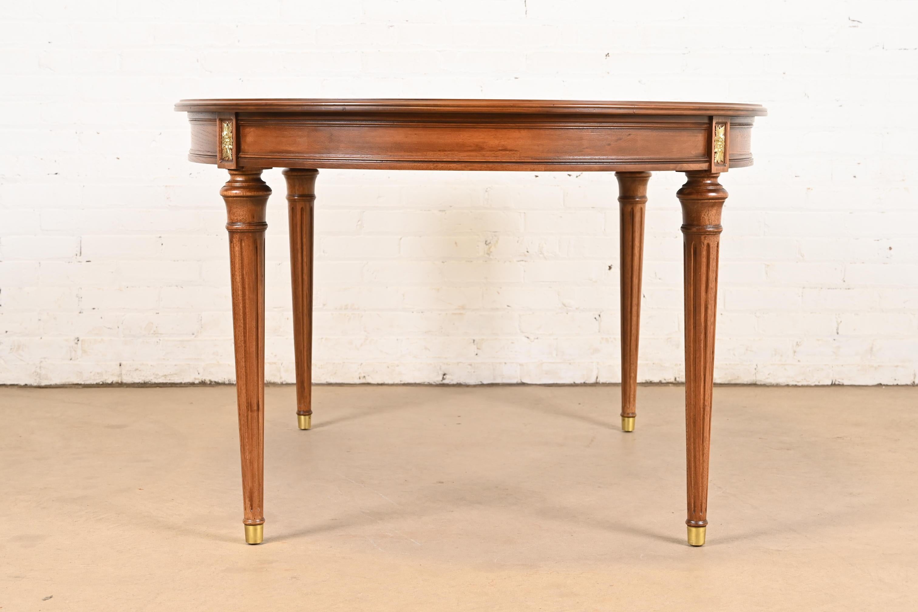 Tavolo da pranzo in legno di ciliegio Henredon French Regency Louis XVI, appena rifinito in vendita 4