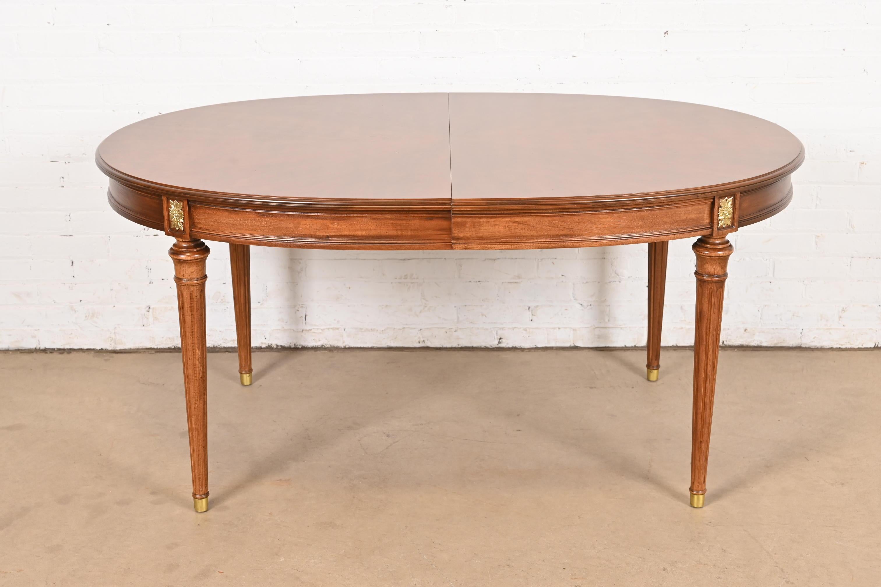 Ottone Tavolo da pranzo in legno di ciliegio Henredon French Regency Louis XVI, appena rifinito in vendita