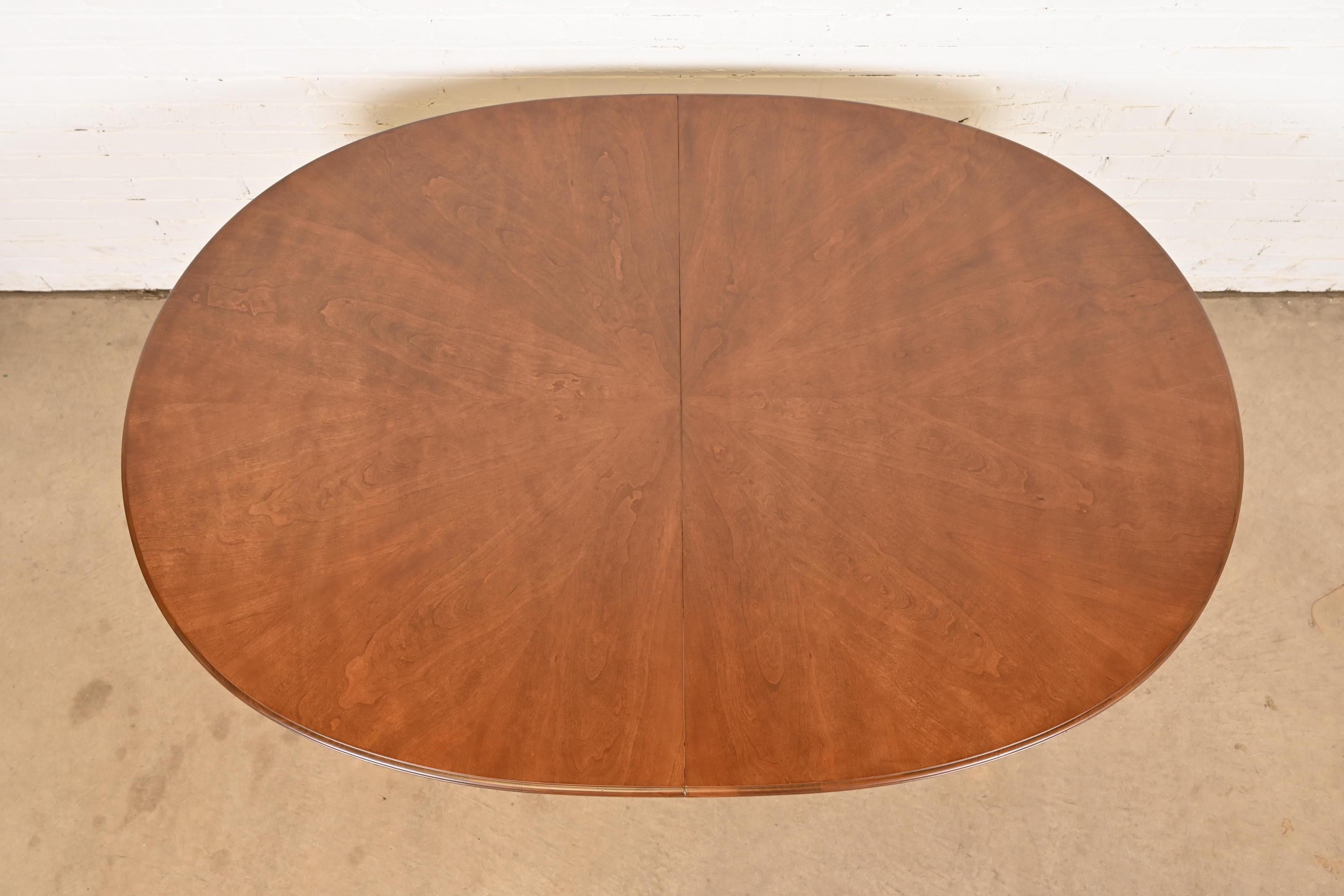 Tavolo da pranzo in legno di ciliegio Henredon French Regency Louis XVI, appena rifinito in vendita 2