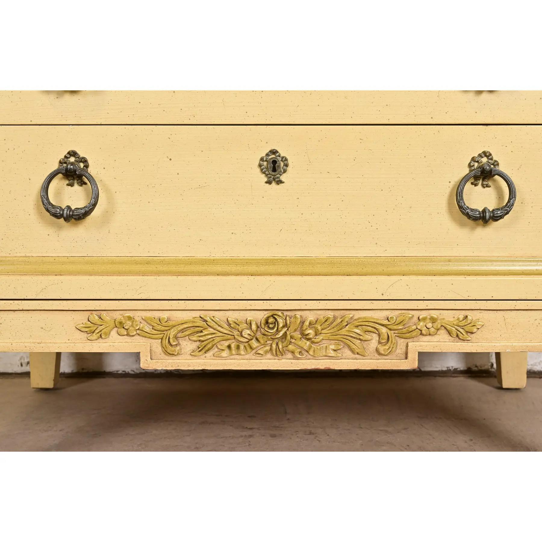 Commode de chevet Louis XVI Régence française laquée crème, Circa 1960s en vente 4