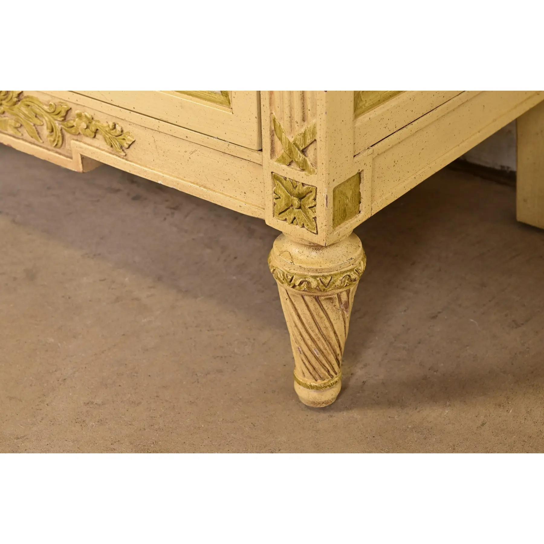 Commode de chevet Louis XVI Régence française laquée crème, Circa 1960s en vente 5