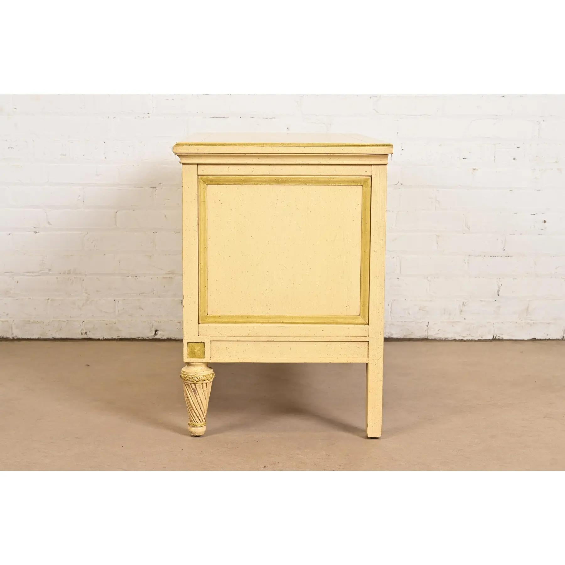Commode de chevet Louis XVI Régence française laquée crème, Circa 1960s en vente 7