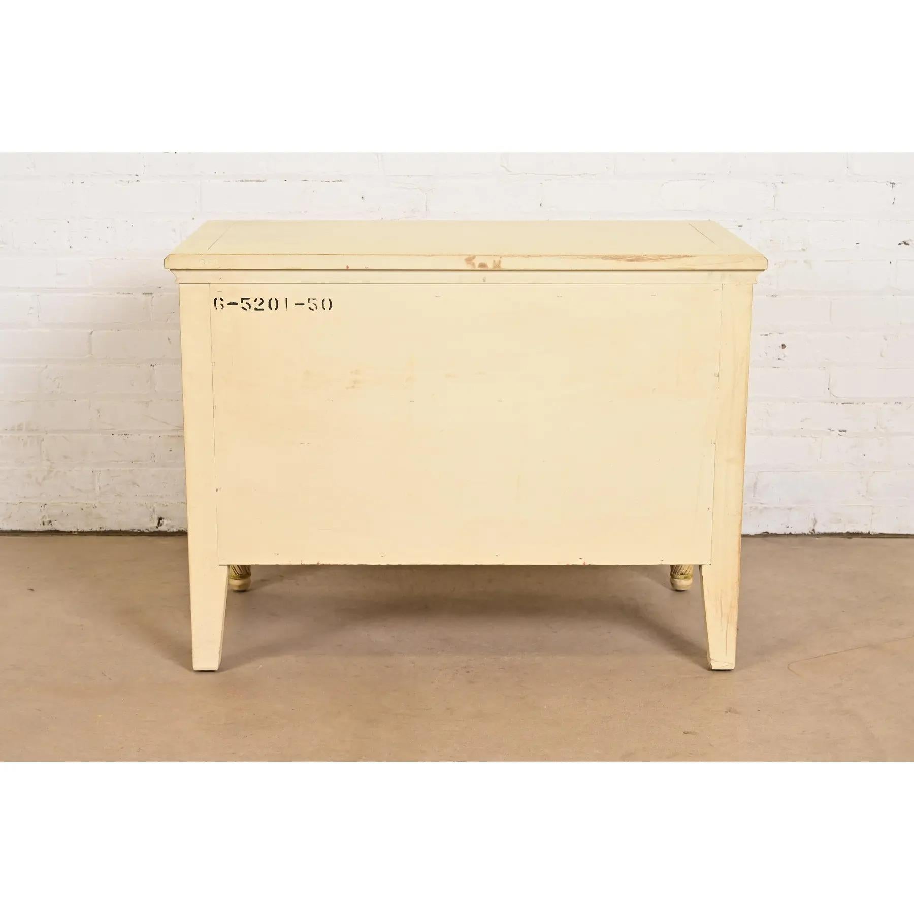 Commode de chevet Louis XVI Régence française laquée crème, Circa 1960s en vente 8