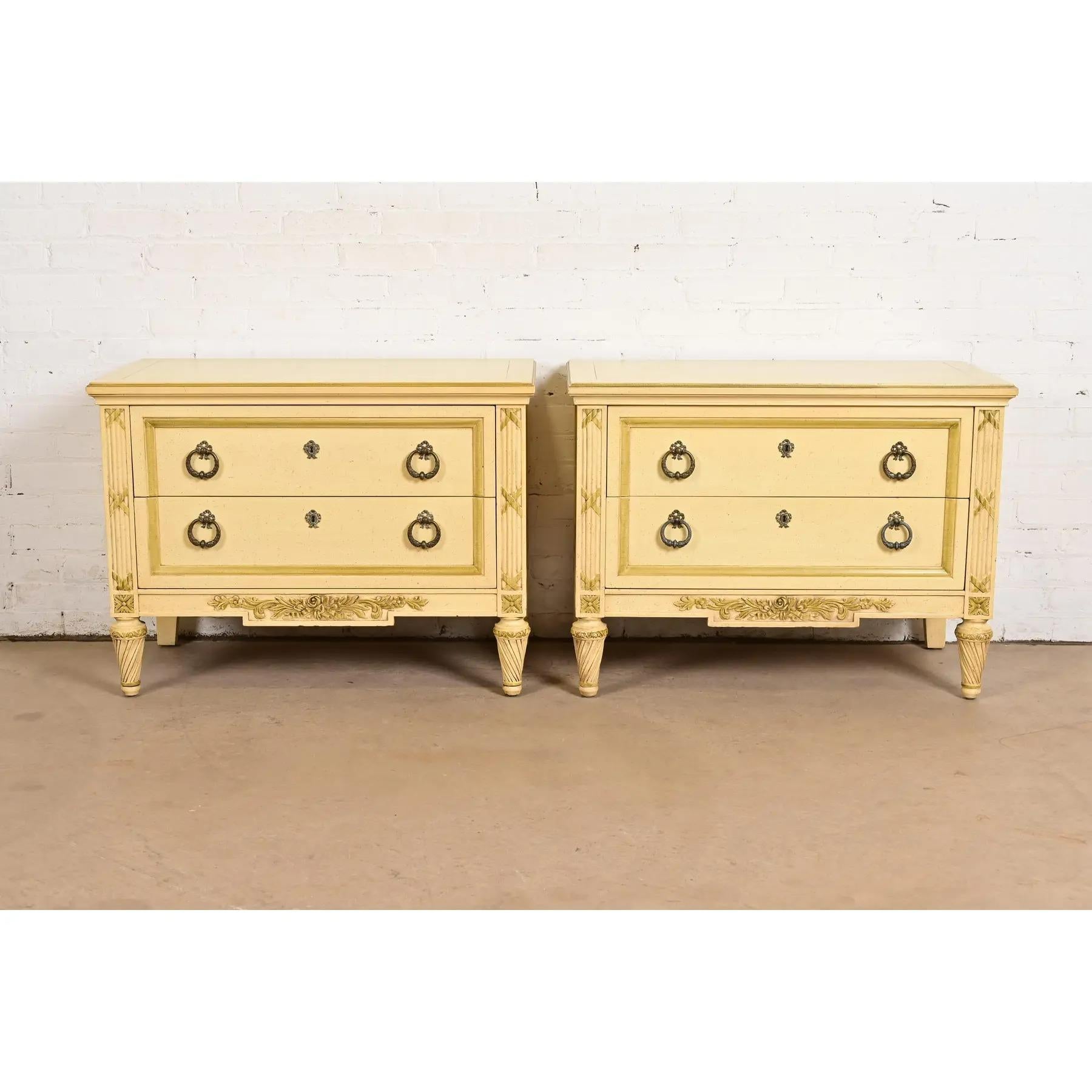 Commode de chevet Louis XVI Régence française laquée crème, Circa 1960s en vente 9