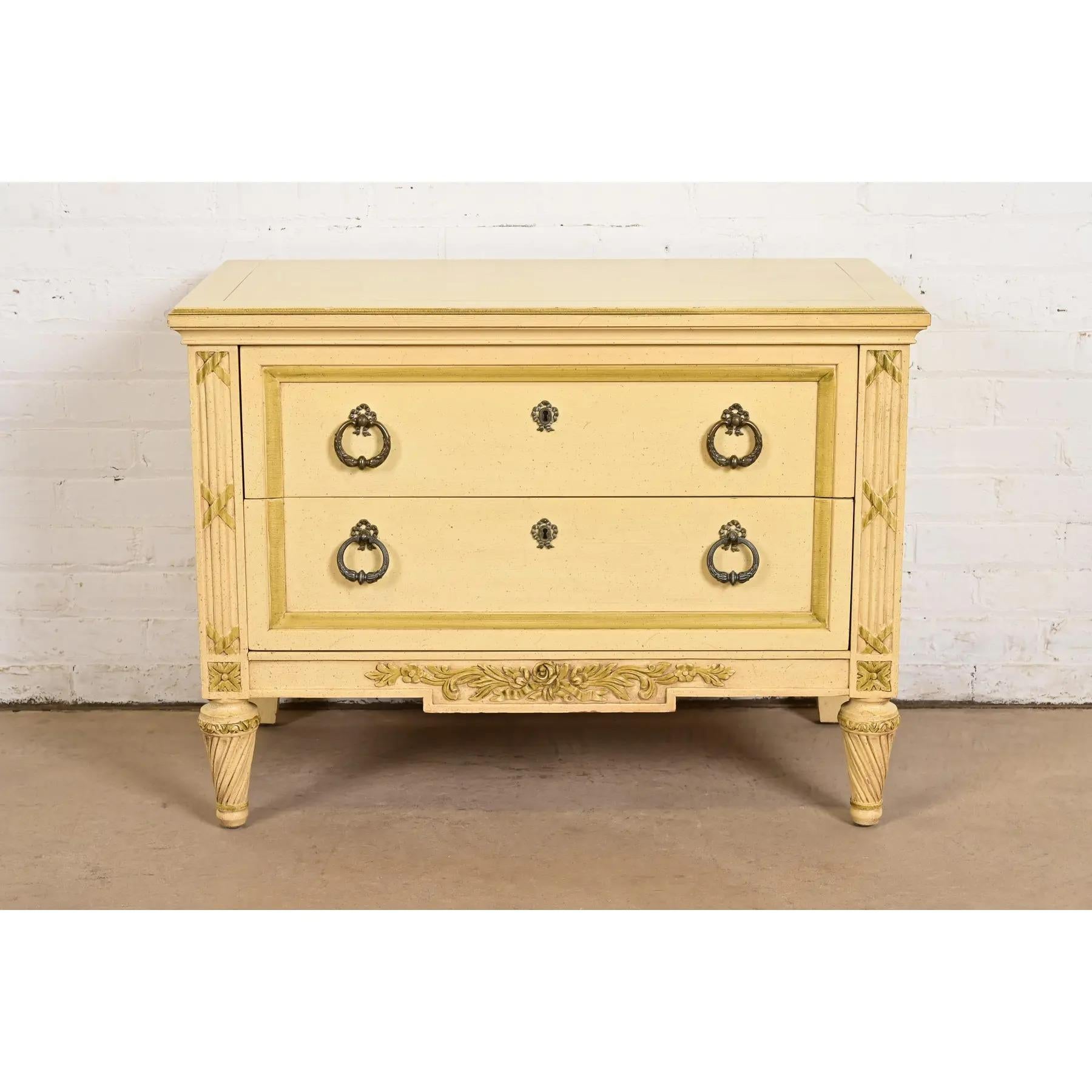 Magnifique table de nuit ou commode de style Louis XVI de la Régence française

Par Henredon

USA, Circa 1960

Noyer sculpté en finition laquée crème d'origine, avec garnitures et accents vert olive, et quincaillerie en laiton d'origine.

Dimensions